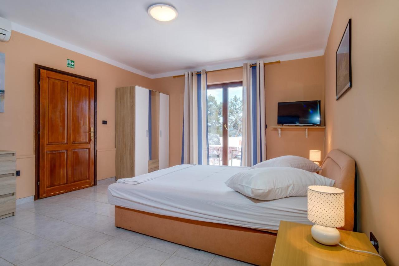 Apartments Villa Julija Mali Lošinj Exteriör bild
