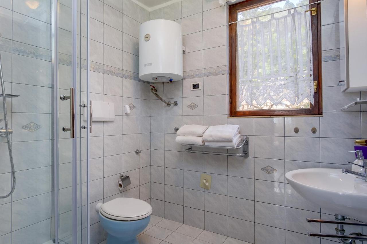Apartments Villa Julija Mali Lošinj Exteriör bild